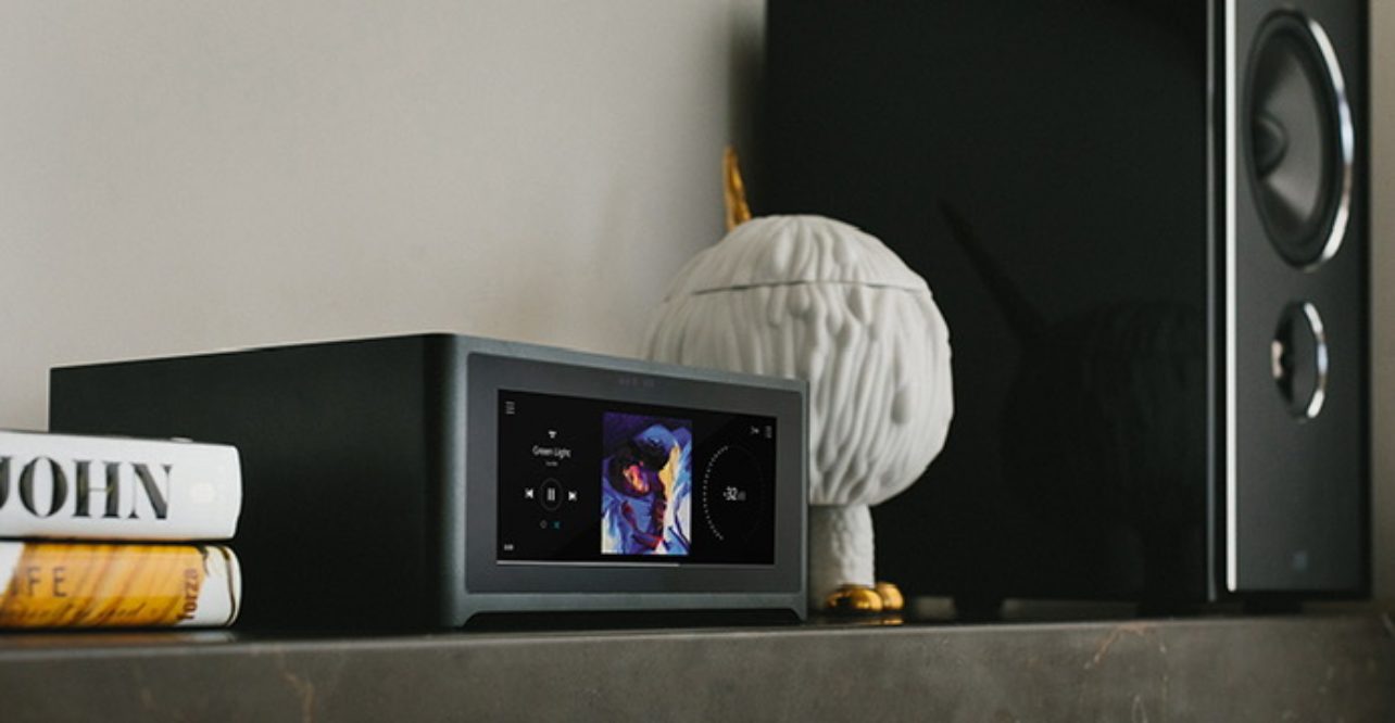 Streaming amplifier with a B&W 700 bookshelf